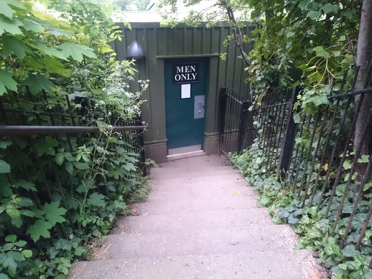 Вход только для мужчин!