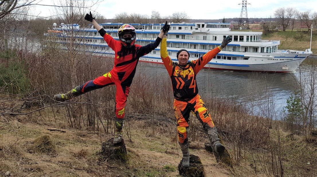 Та речушка была вот такооой ширины, вот такооооой глубины!