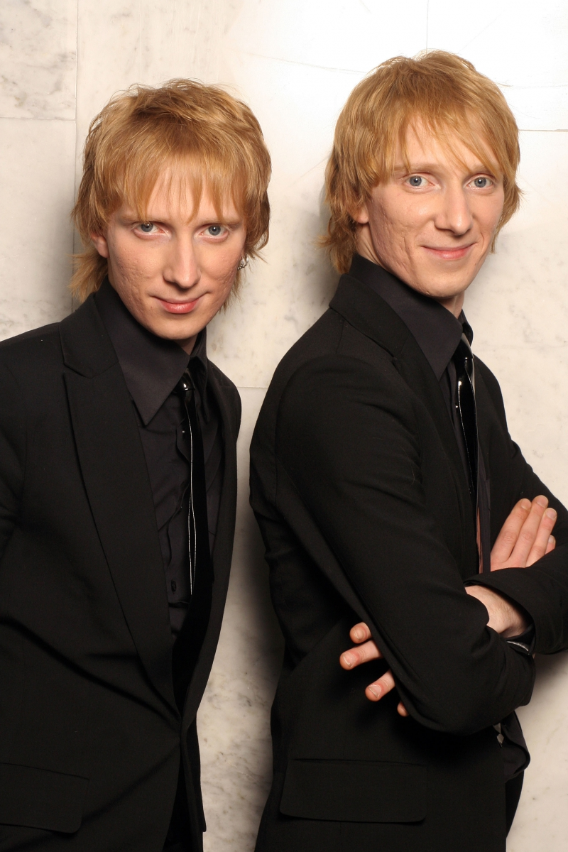 чарли карвер отчаянные домохозяйки. крис и лиам хемсворт братья. майкл катчер. близнецы популярные люди. оливер фелпс в молодости 19 лет.