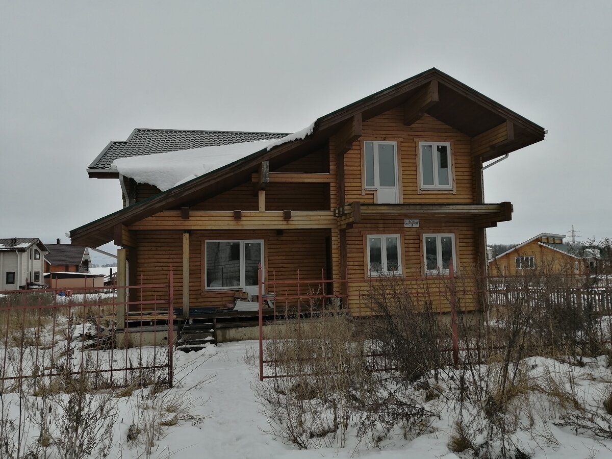 Вид с улицы. Северная сторона. Тут веранда и вход сразу на кухню. Листайте дальше