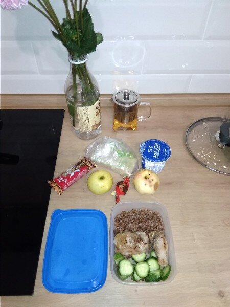 В контейнера находится гречка, огурцы и  мясо