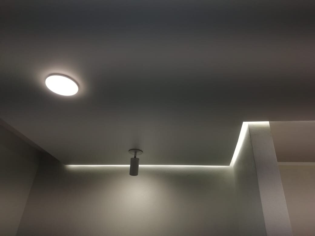 Натяжной потолок с парящими стенами