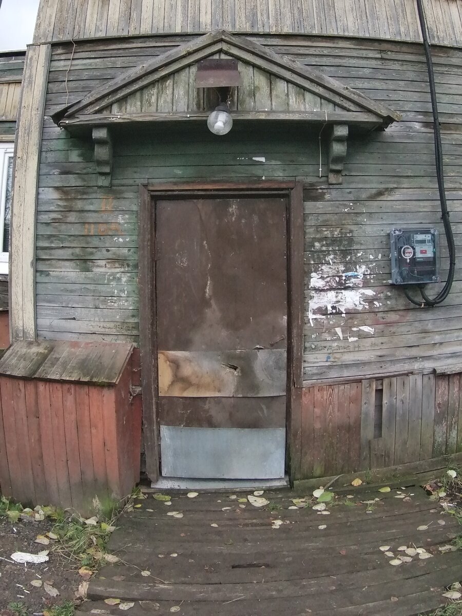 Казалось бы, обычное непримечательное крыльцо, но и здесь треугольник козырька держится на резных кронштейнах!