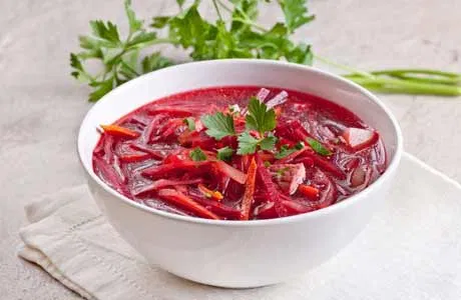 Продукты для борща: 200 г куриного филе, капуста (500 г), красная свекла среднего размера, 3 картофелины, луковица, морковь, 2 помидора, 20 г грецких орехов, сметана 10% жирности по вкусу, соль, приправы и перец.