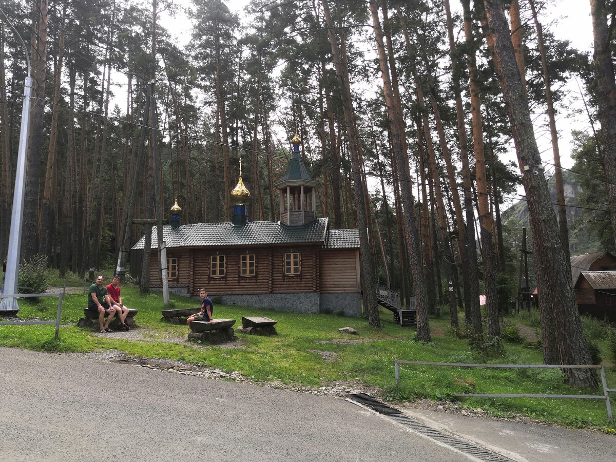  Одной из остановок на нашем пути был поселок Чемал, на его окраине, на реке Катунь, находится маленький скалистый остров Патмос, на котором стоит храм Иоанна Богослова