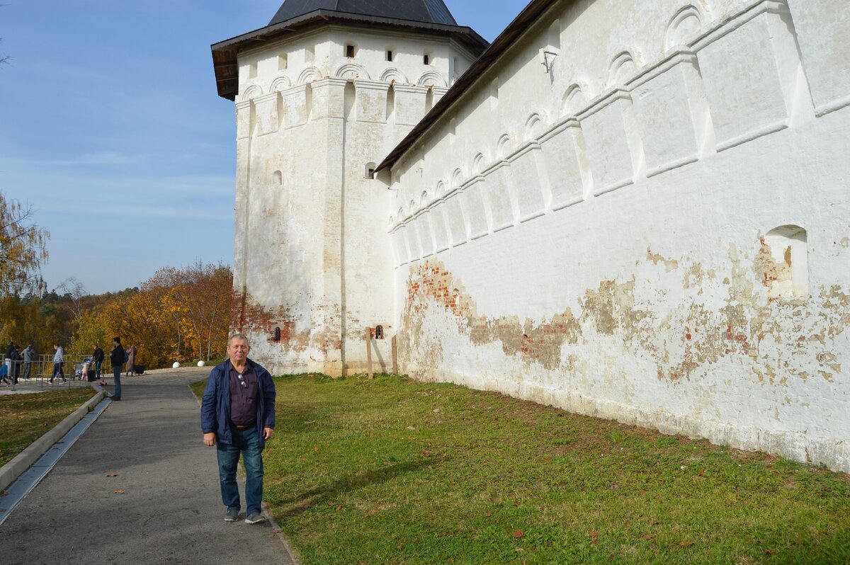 У монастырской стены