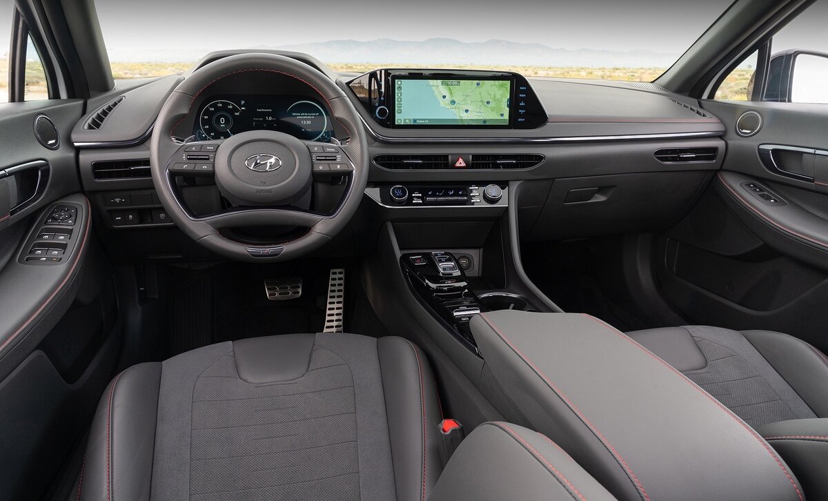 Спортивные акценты в салоне в виде накладок на педали и спортивных кресел. 