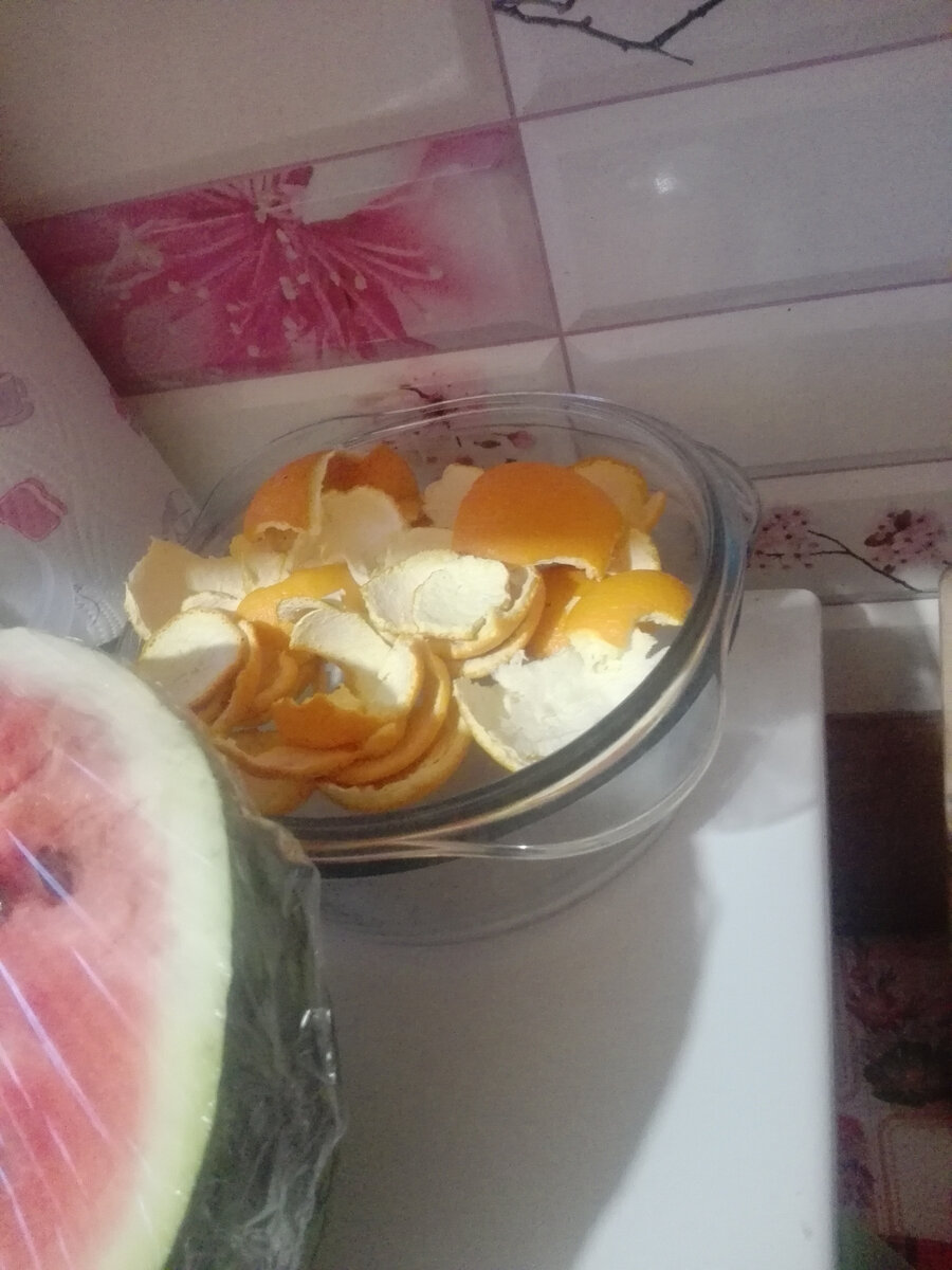 Попробовали мандаринов, и положили чтобы был вкусный запах.