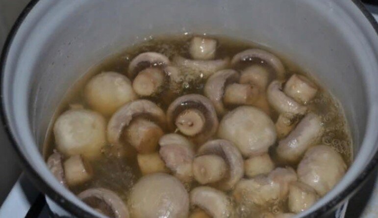 Маринованные шампиньоны фото. Отрезать ли ножки у шампиньонов. Маринованные шампиньоны на зиму в банках с уксусом. Маринованные шампиньоны фото. Корейские маринованные грибы.
