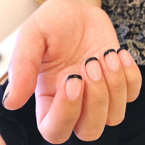 Мужчинам нравится, когда маникюр простой и аккуратный – ногти средней длины или короткие. А по форме либо мягкий квадрат, либо овал. А вот про длинные (и особенно острые) ногти лучше забыть.