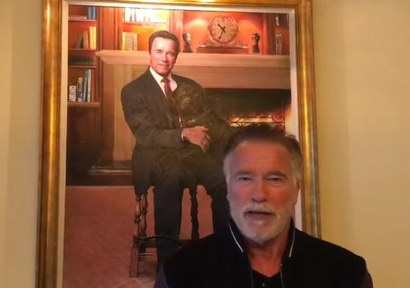 Шварценеггер на фоне своего портрета. Источник https://www.instagram.com/