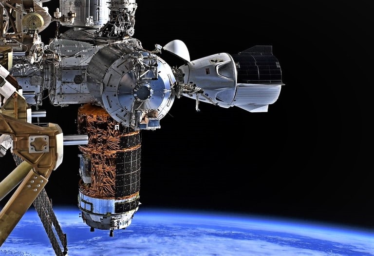 Crew Dragon стыкуется с Международной космической станцией