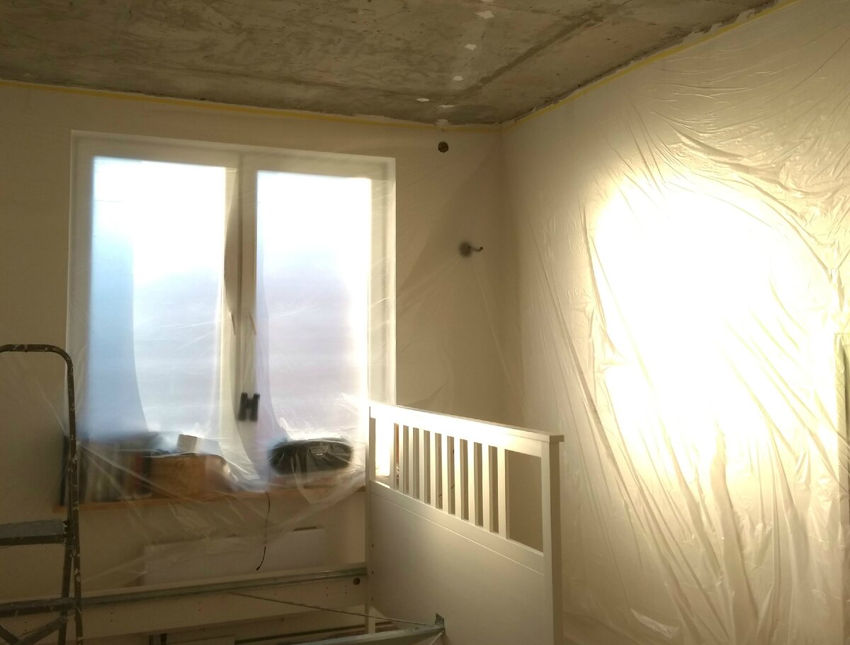 Плясали вокруг кровати - вынести её из комнаты, не разбирая её, не получилось. Решили оставить.