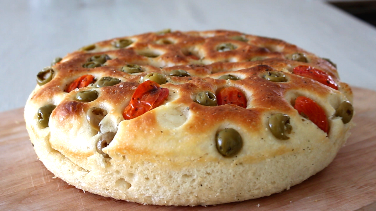 Фокачча — популярная в Италии пшеничная лепешка. Изначально ее дополняли всего два компонента — соль и оливковое масло. Сейчас же фокаччу готовят с пряными травами, сыром, луком, чесноком, свежими или вялеными томатами, оливками, анчоусами. Если вы еще не пробовали или не делали сами фокаччу, то обязательно сделайте.
⠀
Невероятно просто и вкусно! 