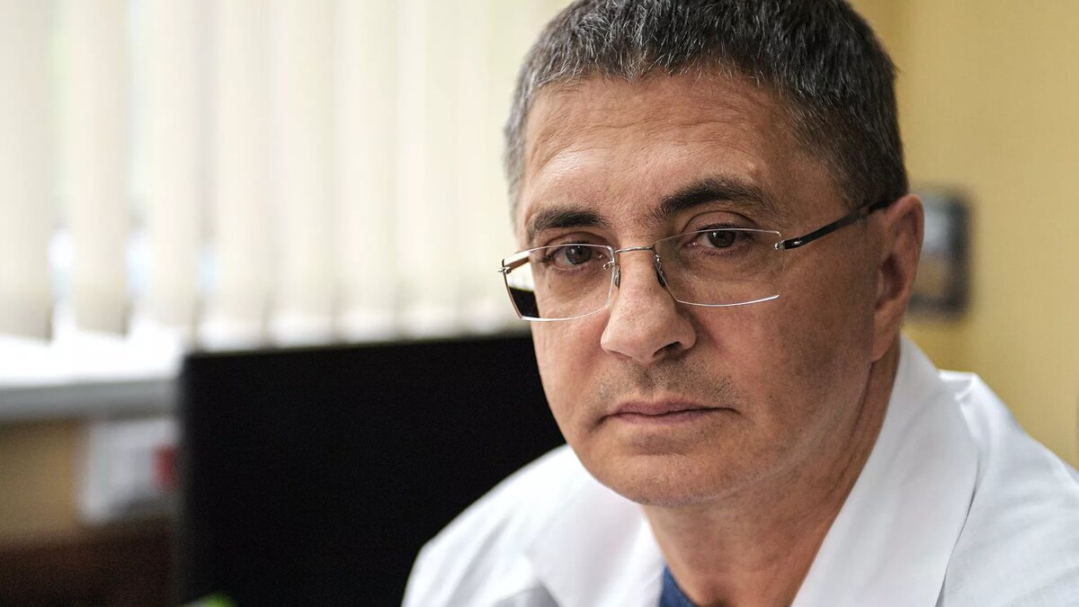 Доктор Мясников предположил, откроются ли границы в 2021 году10:05