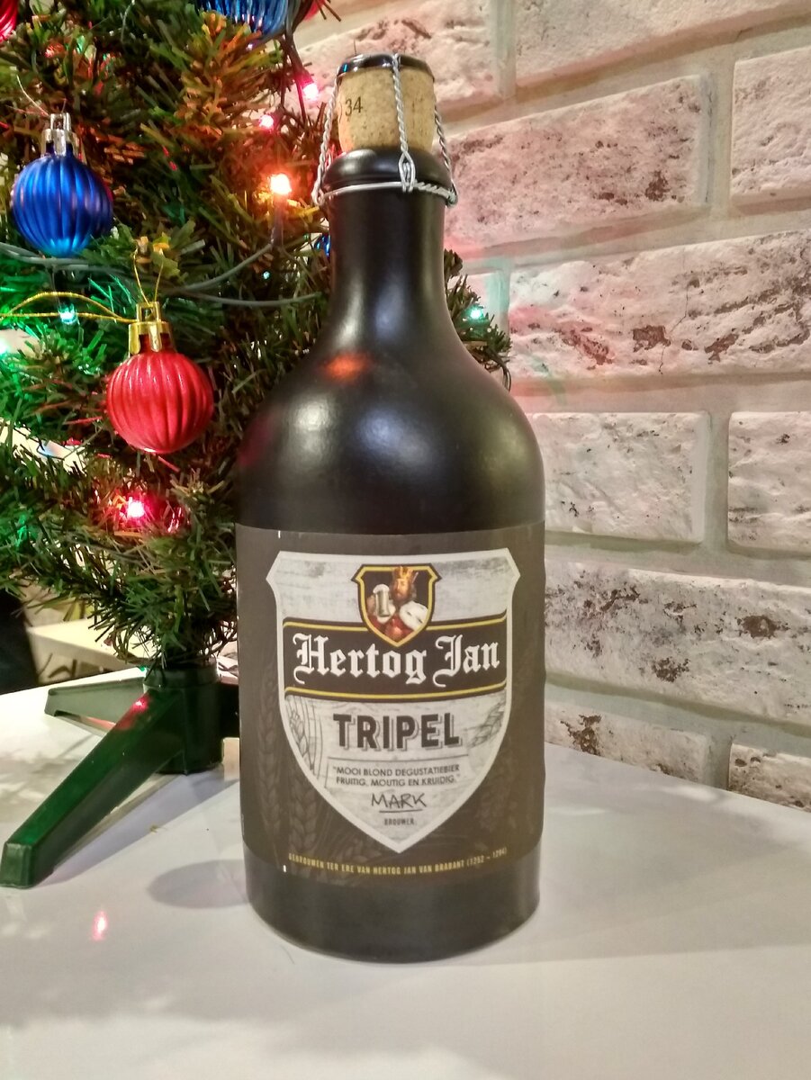 Hertog Jan Tripel в керамической бутылке 0,5 литра.