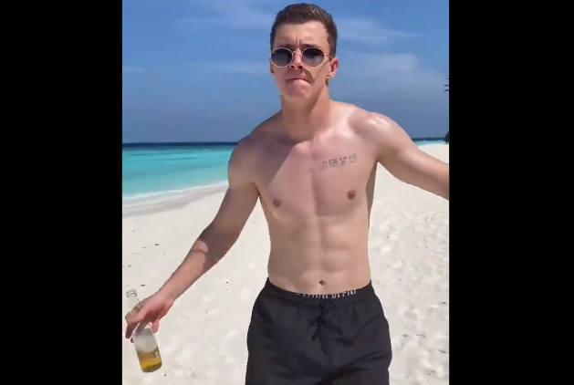 Иван Игнатьев с бутылкой то ли Miller, то ли Brahma