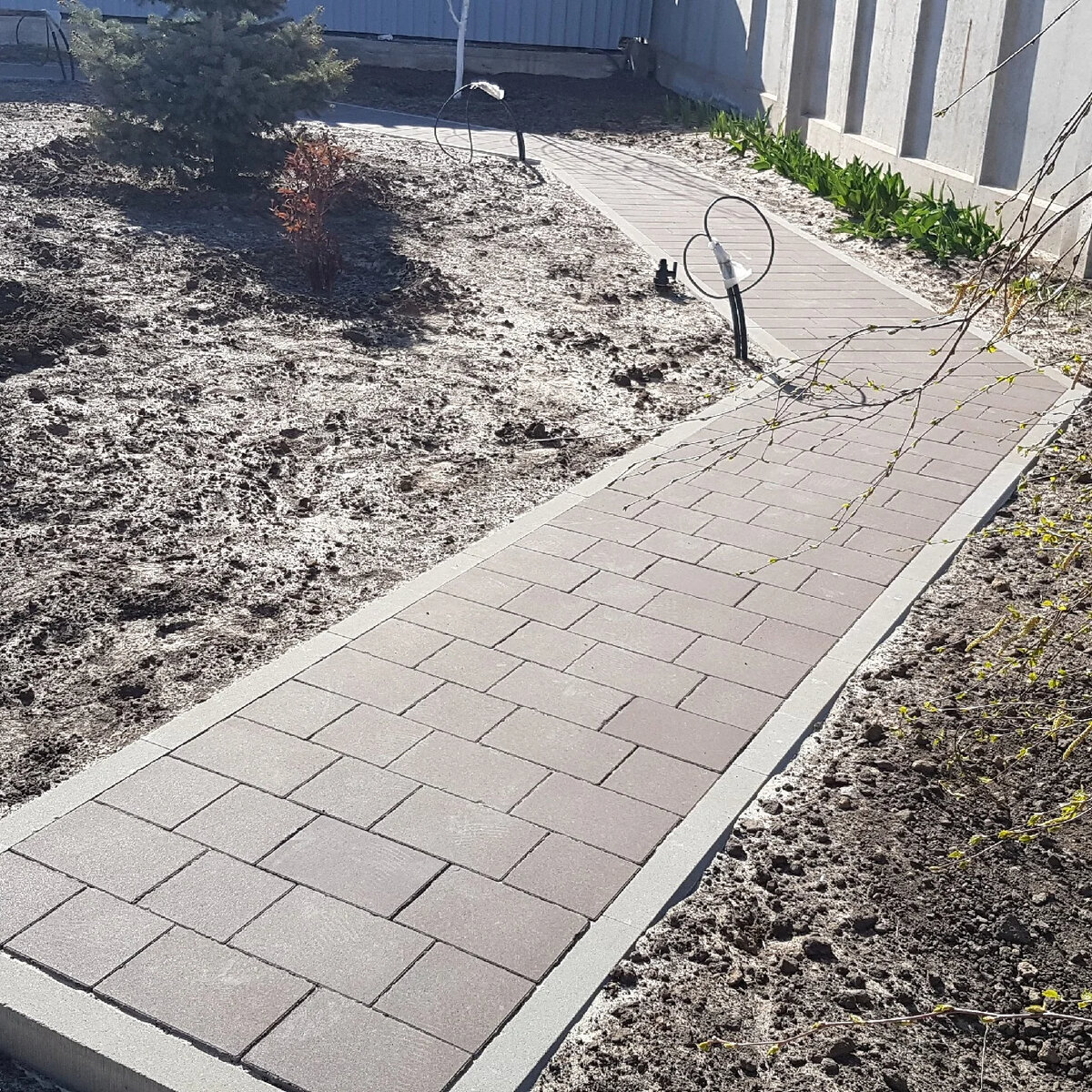 На устройство вот такой  дорожки, длинной около 25 метров, уйдет примерно 5-7 дней, если работать вдвоем.