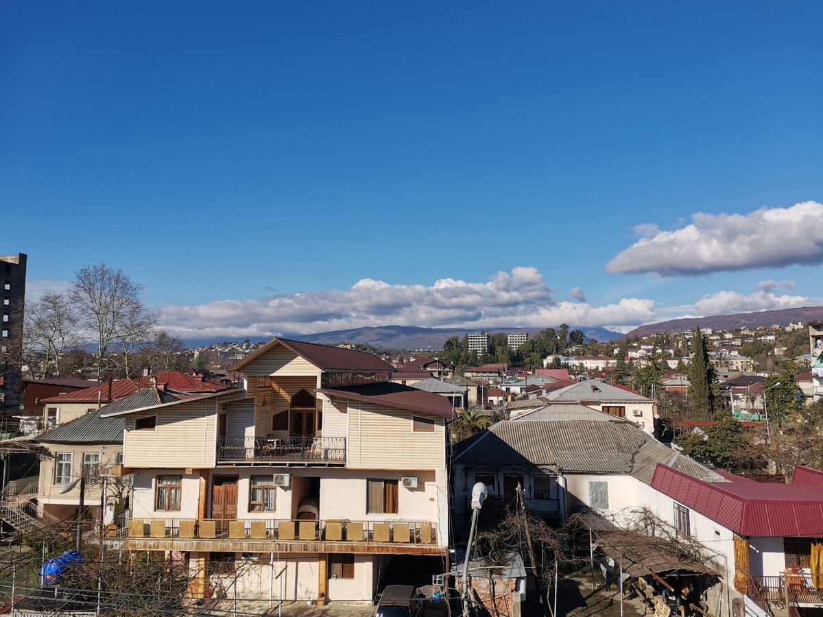 Вид с балкона в ясную погоду. Самый кайф на заднем плане :)