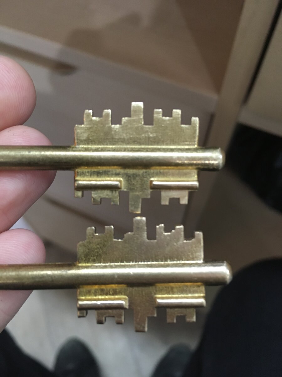 Сверху оригинал , найдите 4 отличия