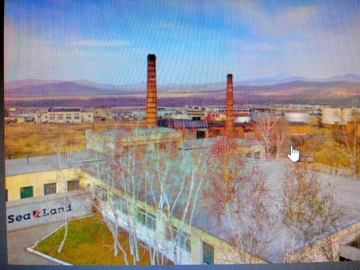      На заднем плане видны трубы центральной котельной военного городка , где оборвало фланцы отопительной магистрали .