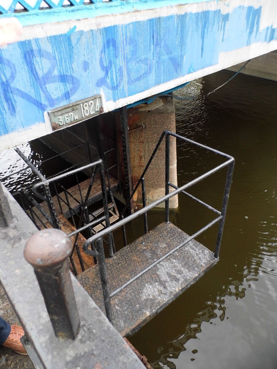 На опоре моста закреплен уровень.....