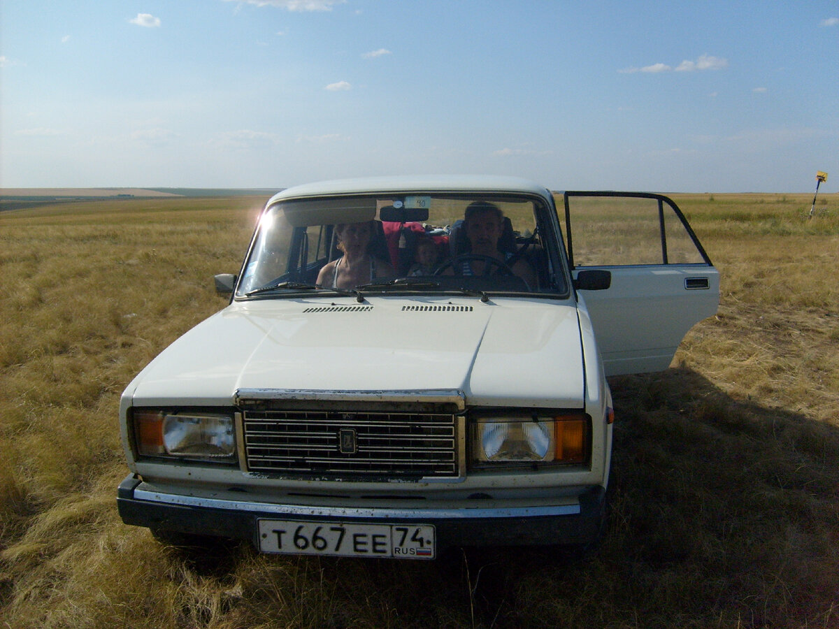 Главный герой истории — ВАЗ-2107, капот пока еще на месте