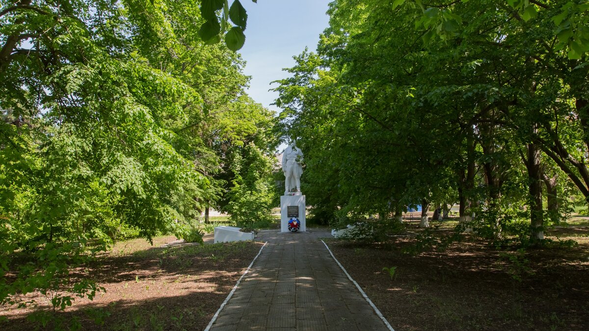 Памятник погибшим в годы ВОВ на хуторе Большевик