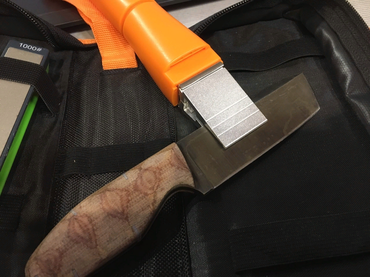 Закручивая рукоять зажимаем нож