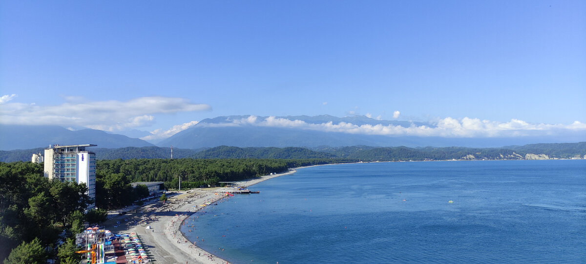 Вид на Пицундскую бухту с 13-го этажа 