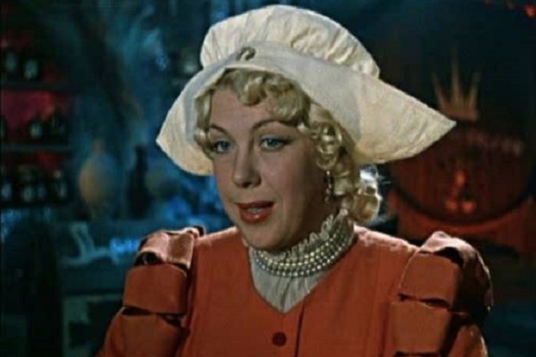 В фильме СССР "Королевство кривых зеркал"