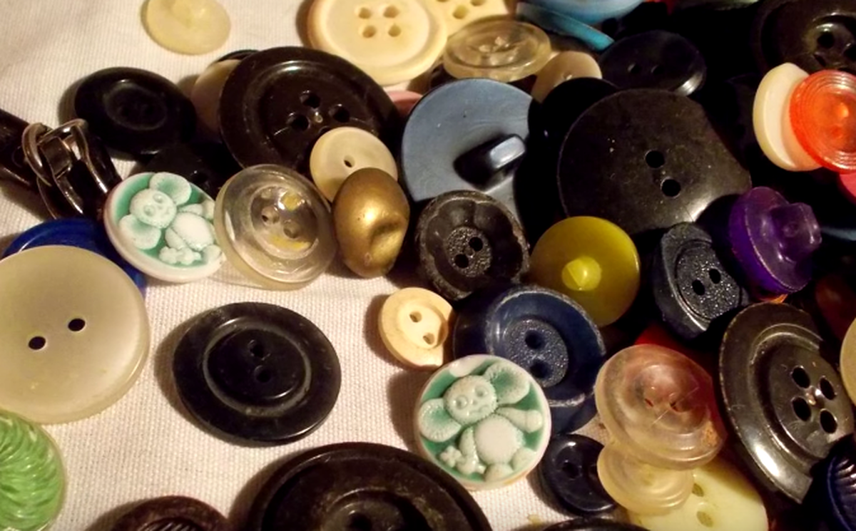 у меня до сих пор есть подобная коллекция пуговиц. Думаю женщины вспомнят свою коробочку . А помните, как их любили разглядывать дети? И это было лучшее развитие моторики. Перебирать пуговицы. 