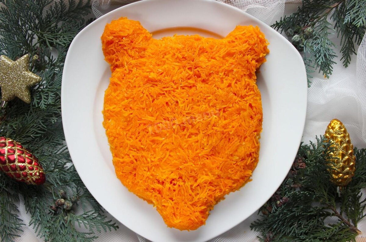 Покройте морковкой весь салат.