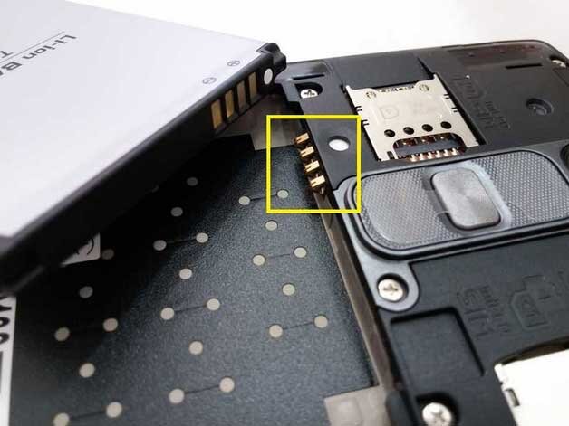 Проверьте контакты на смартфоне с батареей. Плохое соединение или их загрязнение может стать причиной того, что телефон не загружается.
