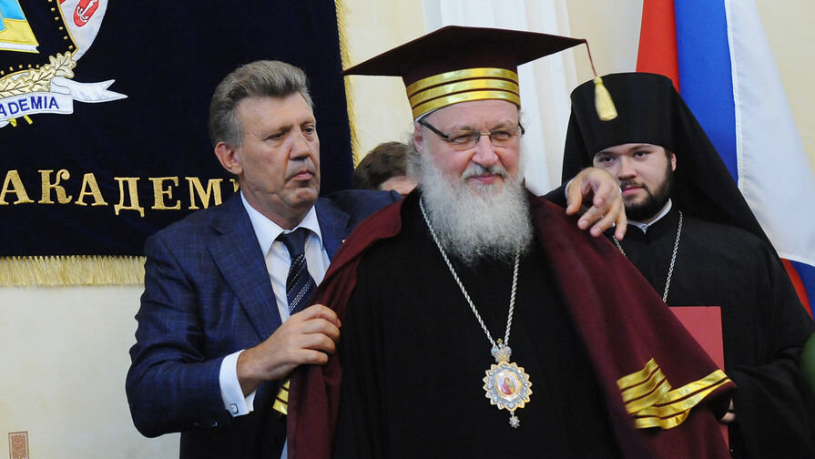 Патриарх Московский и всея Руси Кирилл во время вручения мантии почетного доктора Одесской национальной юридической академии, 2010 год Сергей Пятаков/РИА «Новости»