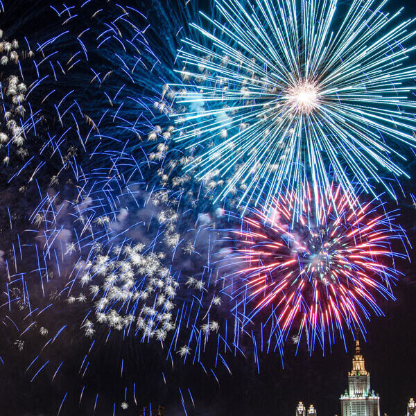 Салют на День России. Фото: Михаил ФРОЛОВ/»КП» — Москва kp.ru