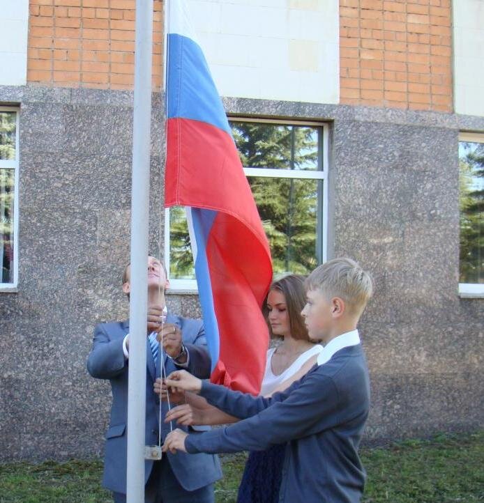 Об этом заявил министр просвещения Сергей Кравцов. Церемония должна стать еженедельной школьной традицией, способствующей патриотическому воспитанию подрастающего поколения.