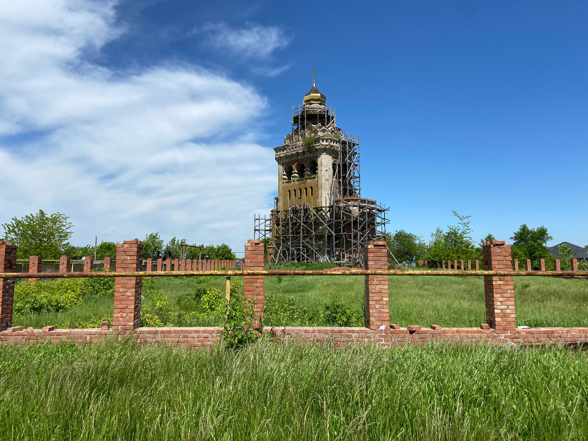 Вот такой здесь храм не достроенный. Он там сверху уже пророс, но, как есть. Видимо кто-то брался, но не смог привести его в порядок