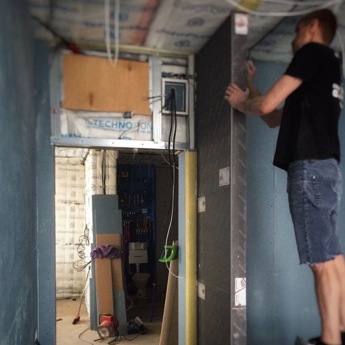 Даже если перегородка не является полноценной, т.е. не разделяет полностью два помещения- все равно лучше выполнить ее каркасным способом. Так как если построить ее из блока- он будет переизлучать и усиливать шум, передающийся на него от пола и потолка. Каркасная же перегородка- не имеет жестких связей и передача шума по ней- минимальна 