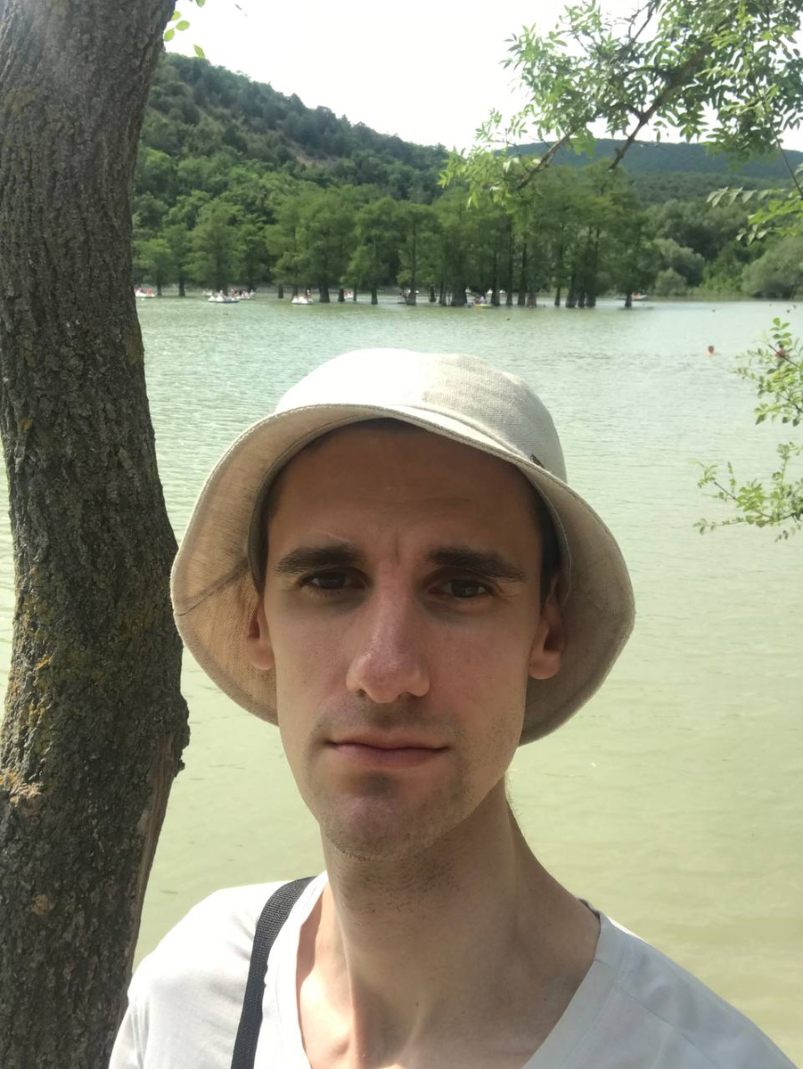 Кипарисовые деревья в деревне Сукко недалеко от Анапы