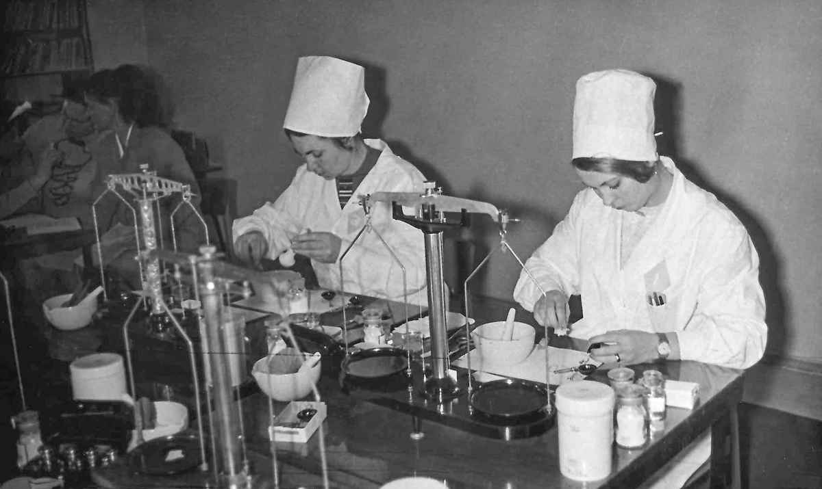 Фармацеты Аптеки №20 выполняют задание конкурса-смотра