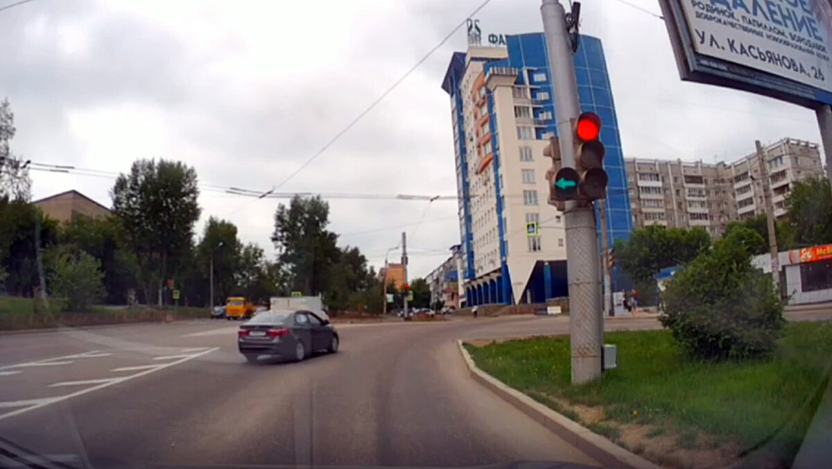 Один из свежих случаев проезда на красный - на улице Лермонтова. Фото "Автотайм Сибирь"