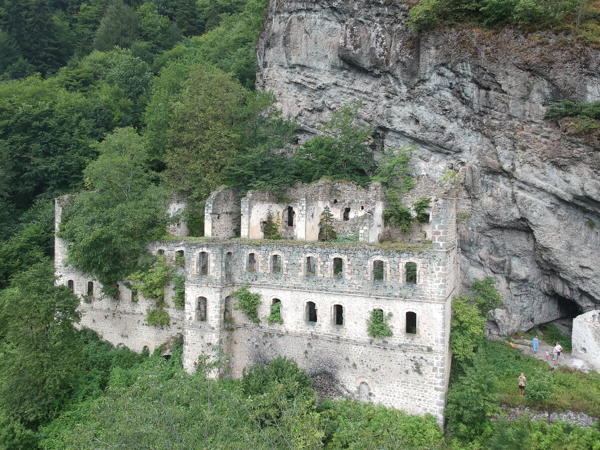Уникальный древний Византийский монастырь в Трабзоне, высеченный в скале. Построен в 270г.