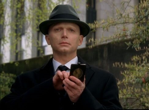 Этого Наблюдателя из сериала "За гранью" зовут Сентябрь