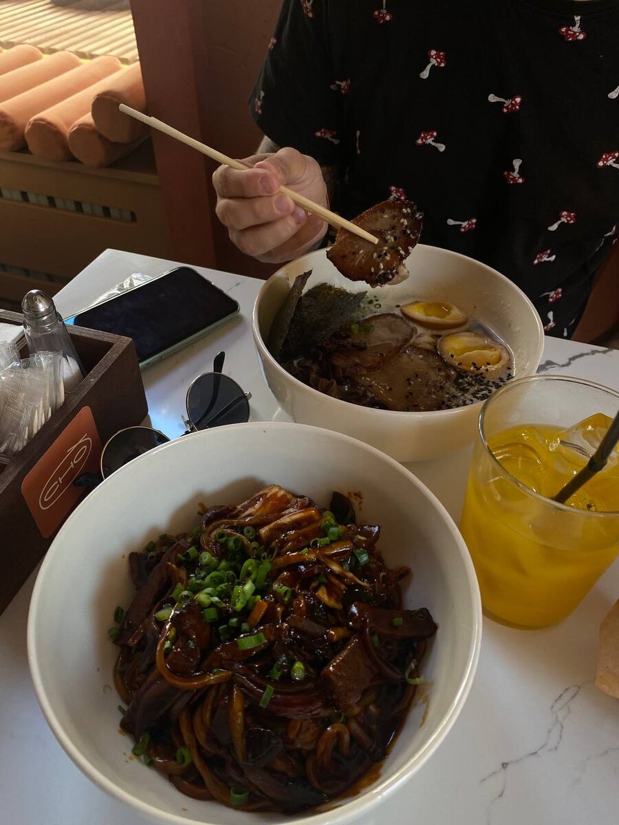 Порции большие и сытные и есть острые блюда😋