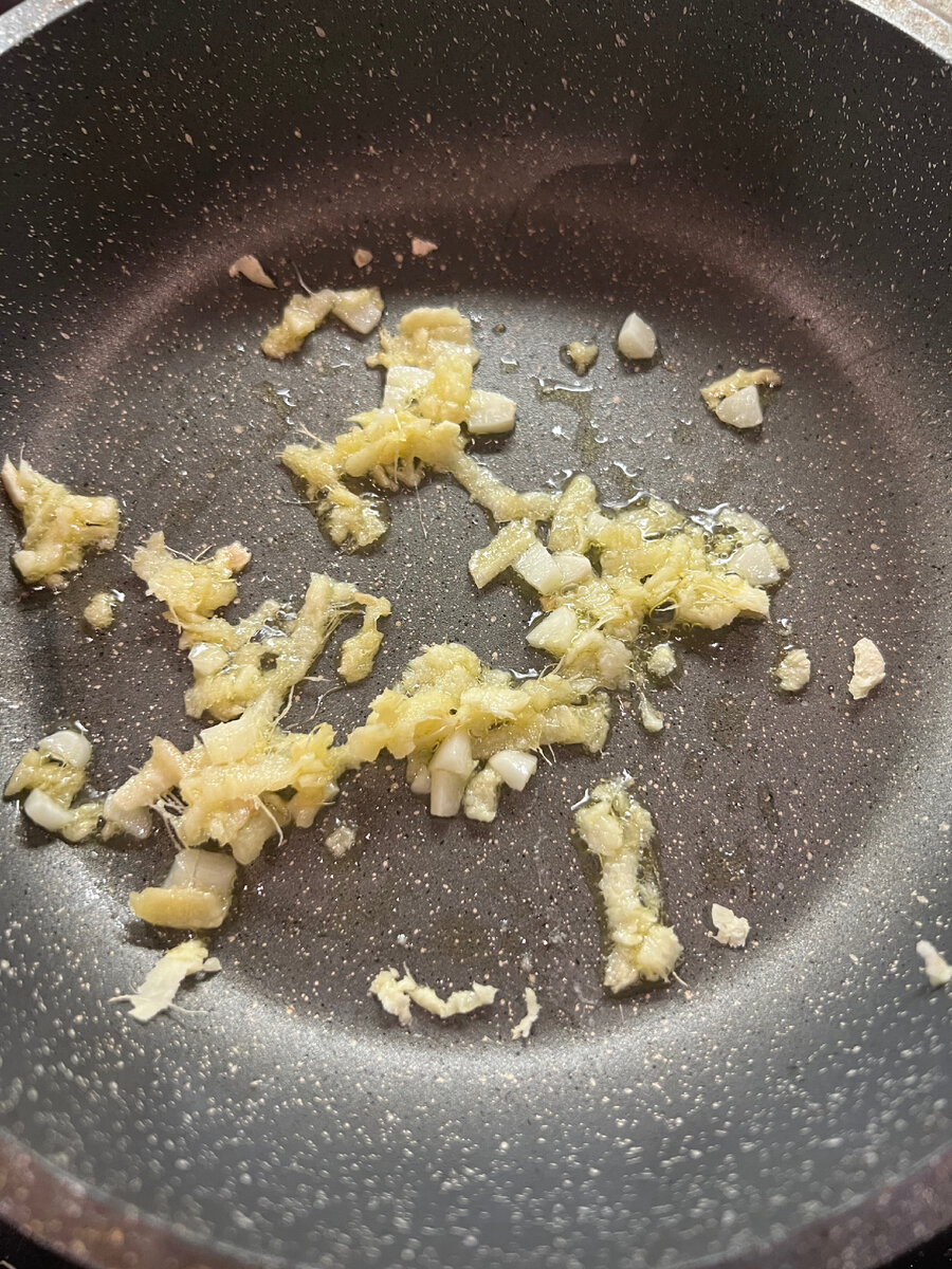 Обжариваем чеснок с имбирем
