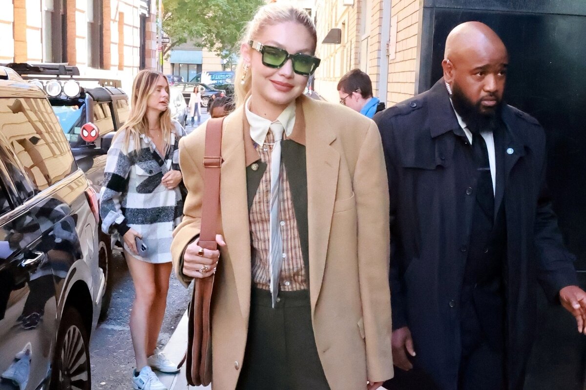     С плеча Леонардо ДиКаприо? Джиджи Хадид вышла на прогулку в "мужском" жакете