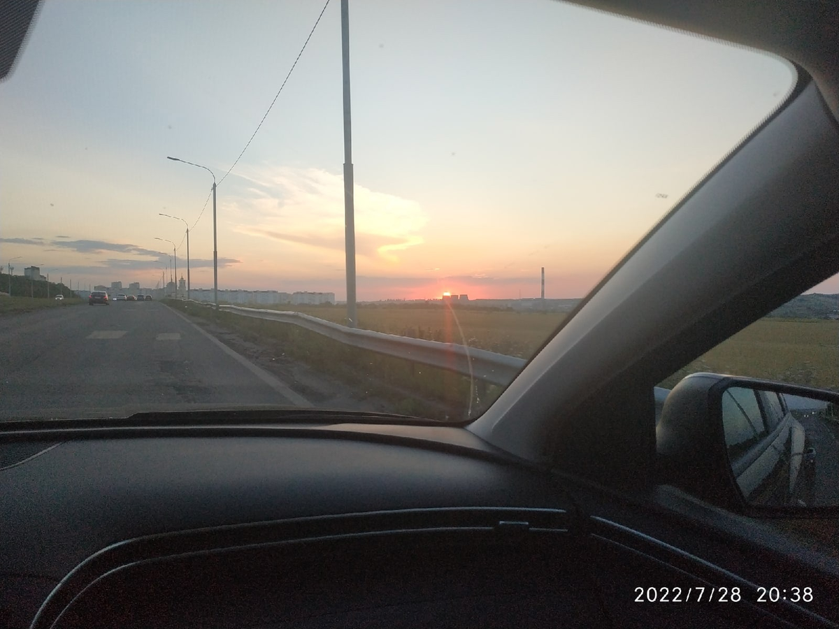 Едем с автосалона в закат, супруга за рулём, фото моё.