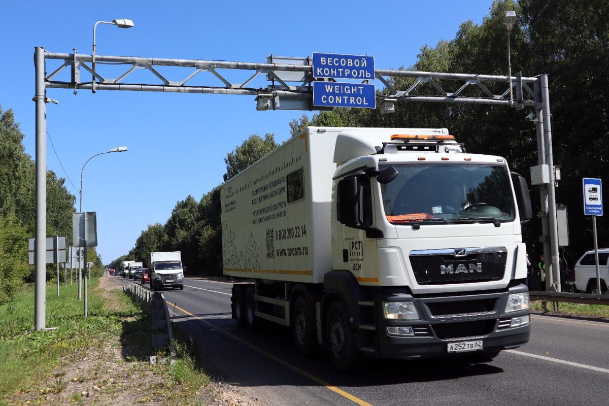 Автомобиль оснащен эталонными средствами измерений и специальными весами для определения нагрузки на каждую ось машины