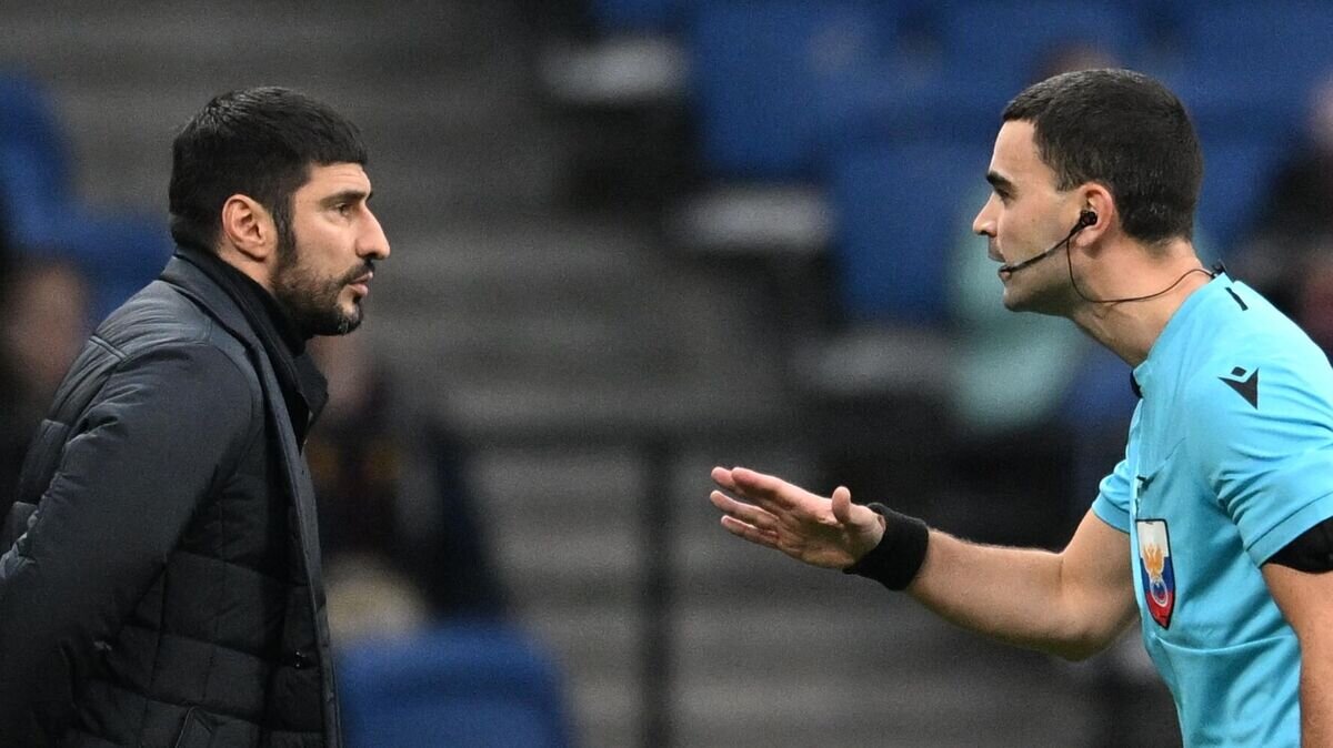    Главный судья Ян Бобровский (справа) и Спартак Гогниев© РИА Новости / Павел Бедняков